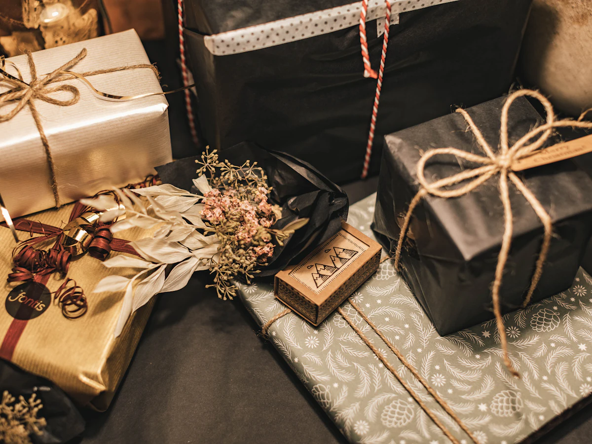 Regalos envueltos con papel y moño